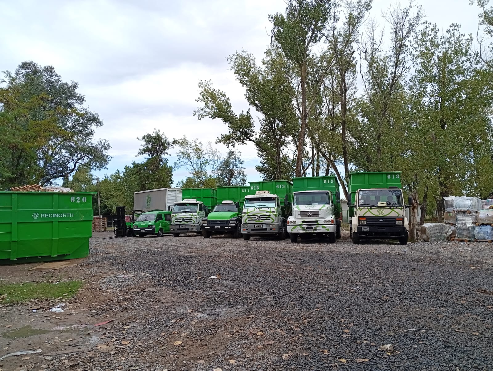 Flota completa de camiones y contenedores RECINORTH