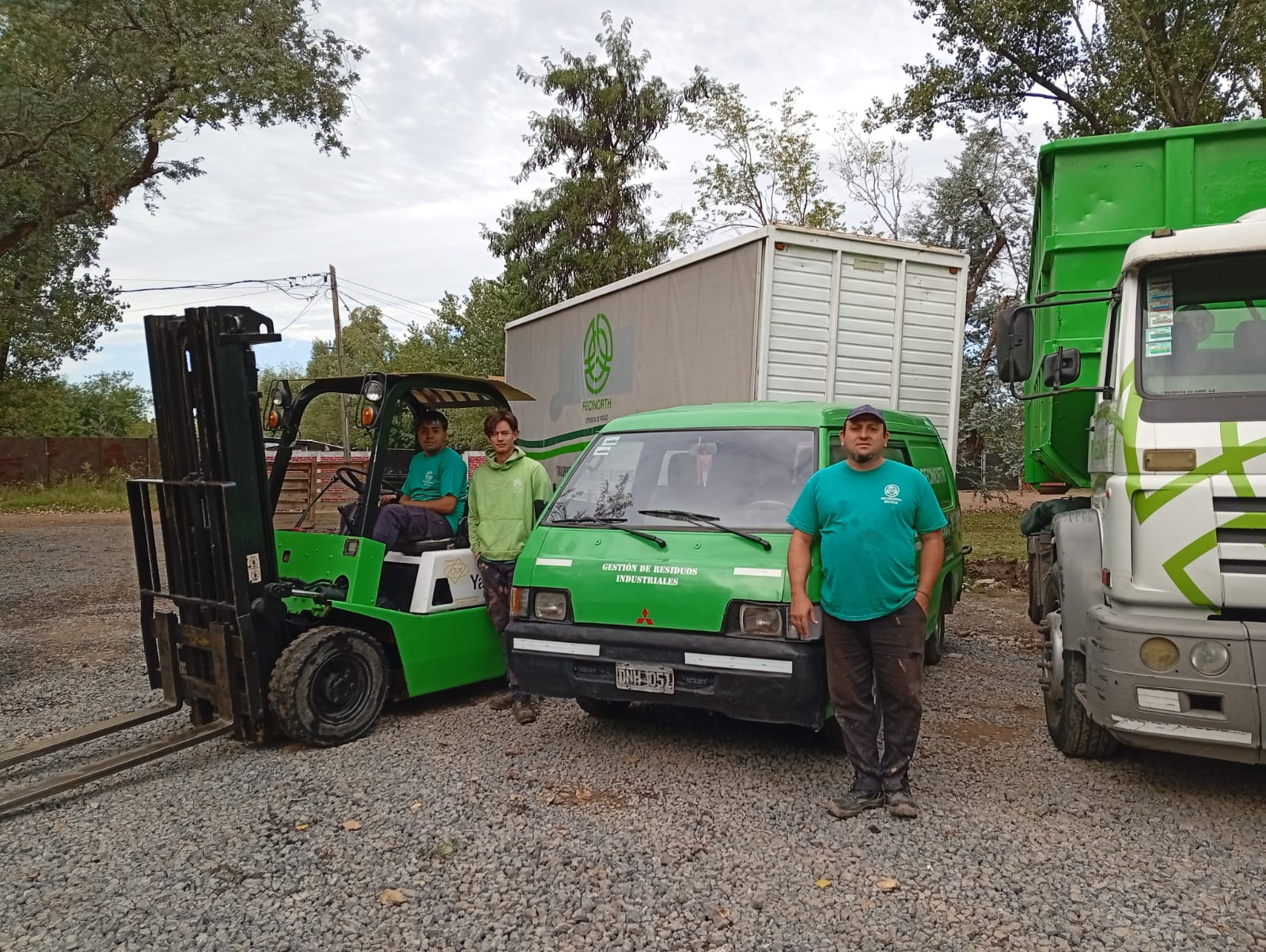 Integrantes de RECINORTH junto a la autoelevadora y la flota